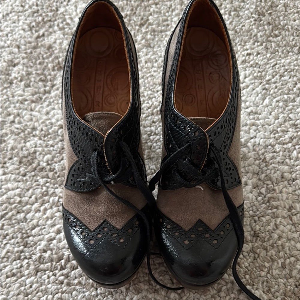 Elegant Black and Gray Chie Mihara size 7 Shoes